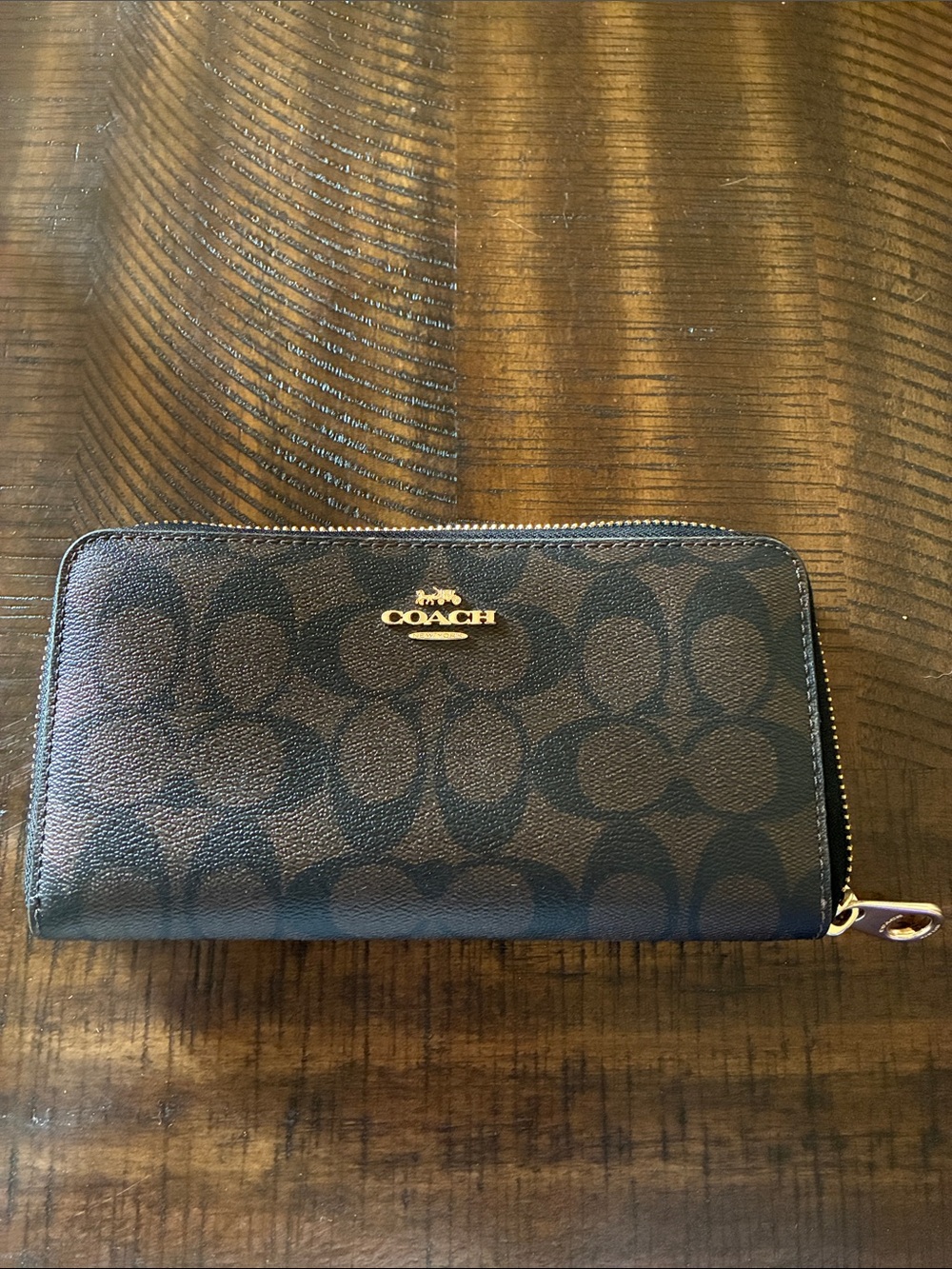✨ Coach Signature Zip Wallet ✨